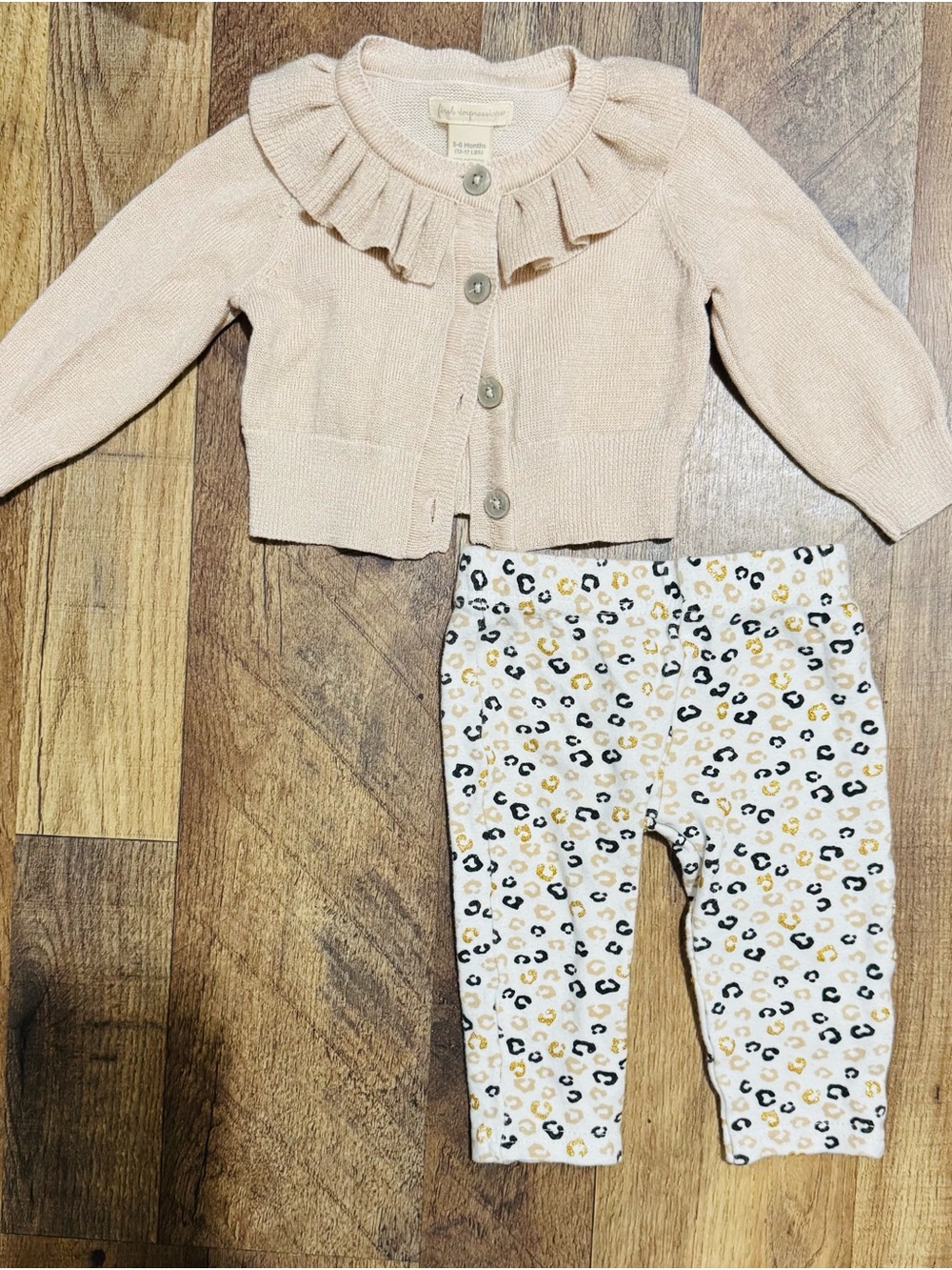Baby Girl Ruffle Cardigan & Leopard Leggings Set
3-6 Months